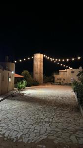 Az Zulfiمنتجع زومة بالزلفي的夜间有灯的停车场