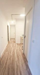 塞维利亚Evangelista59的一间铺有木地板的公寓的空走廊