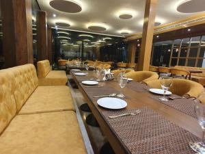 瓜廖尔The Moziac Hotel的一间带长桌和椅子的用餐室