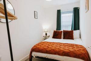 圣海伦斯3 Bed - Modern Comfortable Stay - St Helens Town Centre的一间卧室设有一张床和一个窗口