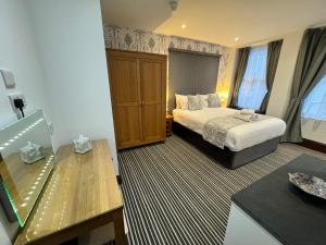 滕比斯特拉斯莫尔酒店的配有一张床和一张书桌的酒店客房