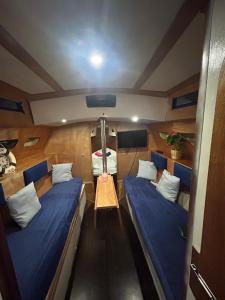 丽都迪奥斯蒂亚LA REGINA的小房间,船上有两张床