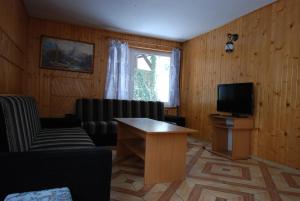 波别罗沃Domyletnie Pobierowo Duży dom 140m2 z działką的带沙发、桌子和电视的客厅