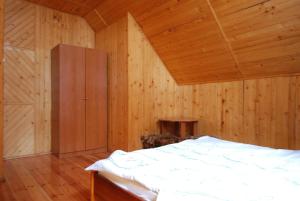 波别罗沃Domyletnie Pobierowo Duży dom 140m2 z działką的一间卧室设有一张床和木制天花板
