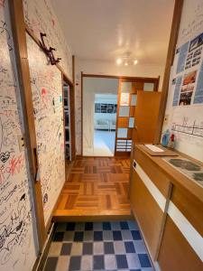 热海XXUFO的墙壁上涂有涂鸦的厨房和 ⁇ 制地板