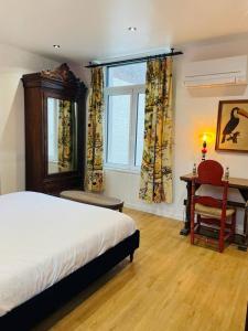 图尔昆Maison Georges的卧室配有床、椅子和窗户。