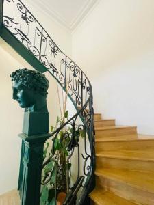 图尔昆Maison Georges的楼梯旁的楼梯,有雕像