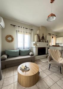 卡托加兹阿Aurora Pelion Guest House的带沙发和咖啡桌的客厅