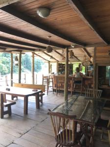 拉塞瓦Jungle River Lodge的房屋内带桌椅的天井。