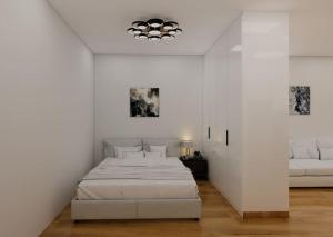 雅典Vouliagmeni Garden Suite by Astir beach的白色卧室配有床和沙发