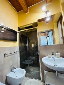 BeccacivettaLe Colombe的浴室配有卫生间、盥洗盆和淋浴。