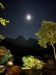 彼得罗波利斯O Chalé mais bucólico de Araras. Vista linda的夜晚,享有树木和山脉的月光美景
