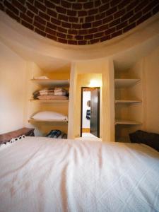 ChebbaDouira S+1的一间卧室设有一张床和砖墙