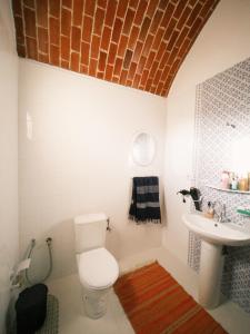 ChebbaDouira S+1的一间带卫生间和水槽的浴室