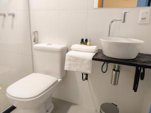 维拉维尔哈Pousada VilaZinha的白色的浴室设有卫生间和水槽。