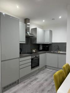 莱斯特Leicester City Centre Flat的厨房配有不锈钢用具和白色橱柜