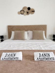 巴尔Danin apartmani的一张有两位入场的床位