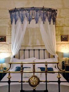 瓦莱塔Myrtle Suite - Valletta ground floor apartment的一间卧室配有一张带天蓬的床