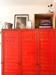 阿姆斯特丹Lovely, light and calm 1-bedroom apartment的红色的橱柜,室内有红色的门