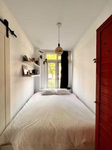 阿姆斯特丹Lovely, light and calm 1-bedroom apartment的一间卧室设有一张大床和窗户