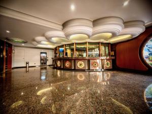 墨西哥城Hotel Torremolinos Vallejo Ciudad de Mexico的大型客房,设有大堂和酒吧