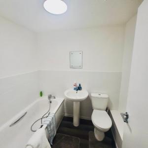 伦敦Comfortable and Cosy London Stay的白色的浴室设有卫生间和水槽。