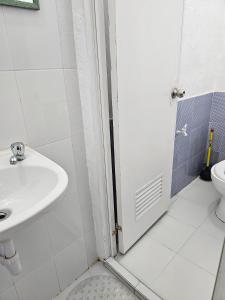 DaanbantayanD & N LODGE的一间带水槽和卫生间的浴室