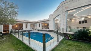 Al Wudayyشالية ديور الفندقي的庭院中带游泳池的房子