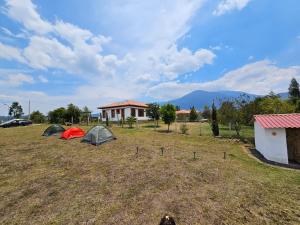 莱瓦镇Zona de Camping El mirador的两顶帐篷位于山地的田野中