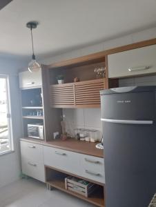 埃斯坦西亚Apartamento no Condomínio Vila das Águas的厨房配有白色橱柜和柜台。