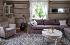 KolvereidBeautiful Home In Kolvereid With Kitchen的带沙发、桌子和吉他的客厅