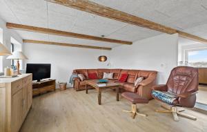 里伯Stunning Home In Ribe With Wi-fi的带沙发和电视的客厅