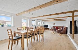里伯Stunning Home In Ribe With Wi-fi的用餐室以及带桌椅的起居室。