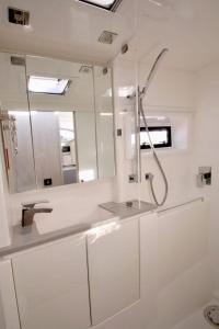 圣徒皮特海滩Florida Sail的白色的浴室设有水槽和镜子