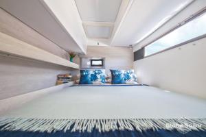 圣徒皮特海滩Florida Sail的一间卧室设有一张大床和一个窗户。
