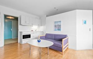 凡岛Beautiful Apartment In Fan With House A Panoramic View的客厅配有紫色沙发和桌子
