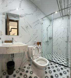 富国Mộc Lâm Homestay的浴室配有卫生间、盥洗盆和淋浴。