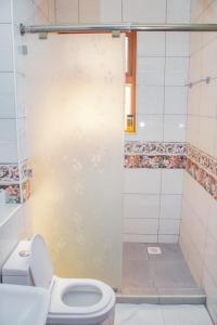 蒙巴萨Siradi apartments的一间带卫生间和淋浴的浴室