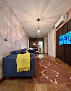 瓦伦西亚Cozy Up Spain Feel Like Home的客厅配有蓝色的沙发和电视