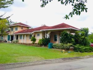 Kampong Alor GajahGreen Villa Grandeur at A Famosa Resort Melaka的前面有狗的房子