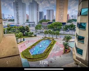 圣保罗Flat SP no Hotel Wyndham Ibirapuera - Moema的城市游泳池的顶部景观