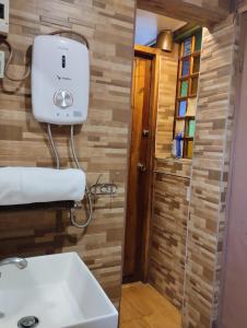 MalaybalayBliss Accommodation的一间带卫生间和水槽的浴室