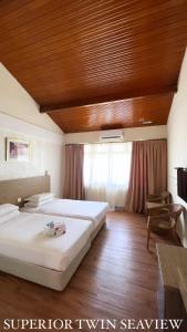 Lovita Tanjung Bidara Beach Resort客房内的一张或多张床位