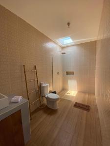 坎古The Jangkar Canggu Guesthouse & Villa的浴室配有卫生间、淋浴和盥洗盆。