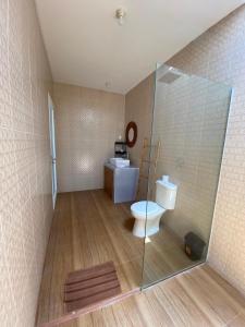 坎古The Jangkar Canggu Guesthouse & Villa的一间带卫生间和玻璃淋浴间的浴室