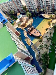 南芭堤雅Grand Caribbean Condo Resort Pattaya 19 floor的享有水上公园的空中景致,设有船只