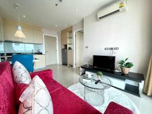 南芭堤雅Grand Caribbean Condo Resort Pattaya 19 floor的客厅配有红色的沙发和桌子