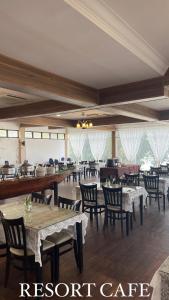 马六甲Lovita Tanjung Bidara Beach Resort的一间在房间内配有桌椅的餐厅