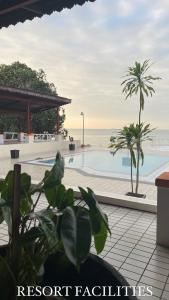 马六甲Lovita Tanjung Bidara Beach Resort的享有度假村设施的游泳池景致