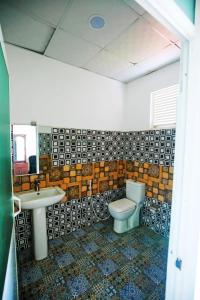 DankotuwaTharidu Hotel Dankotuwa的一间带卫生间和水槽的浴室